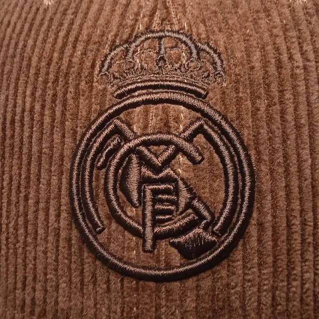 Real Madrid - Gorra Escudo de Pana Marrón Ajustable - Licencia Oficial - Talla Adulto